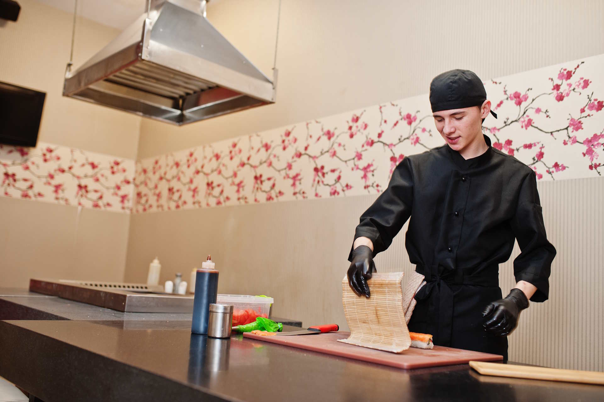 Chef japonais préparant des sushis