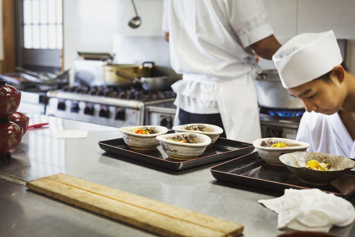 Chefs dans un restaurant japonais